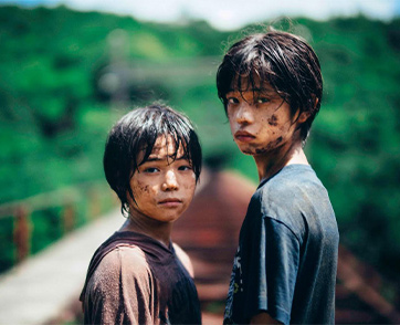 1 คำโกหก 3 เรื่องเล่า เด็กๆ ผู้ถูกทำร้าย ครูผู้ถูกกล่าวหา พ่อแม่ที่ทอดทิ้งลูกตัวเอง ใครกันแน่คือคนโกหก? ในตัวอย่างแรก “MONSTER มอนสเตอร์”
